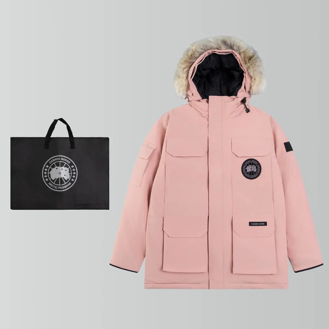 P820 (Top wolf fur version delivery handbag) Canada Goose Canada Goose #Expedition expedition parka classic down jacket ➖ Imported 21-count polyester-cotton blended original fabric [last year’s 16-count/18-count hard fabrics have been completely eliminated, this year all use 21-count genuine synchronous fabrics, the soft mid-band feels delicate and textured], genuine synchronous Feather-Light 10D waterproof coated fabric, made of 84.5% polyester fiber and 15.5% cotton, 100% the best feel in the entire network! ➖ The genuine official website uses the national standard 80 white duck down, and will never be misled by false claims such as 90 down or goose down! ➖ Using the best nylon lining with double double-layer sealing design, velvet-proof No. 7 needle + grid-filled down ready-made garments, there is 100% no so-called velvet running! ➖ The cuffs are designed with thickened seamless threads, and the collar and pockets are lined with top-quality polar fleece to keep you warm and comfortable! ➖ Yoshida YKK provides original custom-made electroplated sliders. YKK two-way lockable zippers are tight and smooth and will not peel off paint! ➖ 3M composite guarantees that the Velcro is the same as the original, durable, and all accessories and hardware are custom-made! ➖ The imported Behringer embroidery machine customizes the 10,000-needle embroidery logo, and 98% of the replicas restore the original logo. ➖ ​​The fur collars are all made of large pieces of Western Canadian blue wolf leather, ensuring that each fur collar is 13-15cm wide!